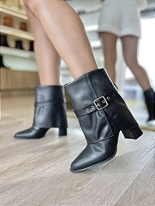 Bota Preta Manta com Fivela Marta