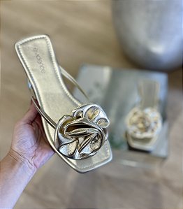 Flat Dourada Detalhe de Flor Clara