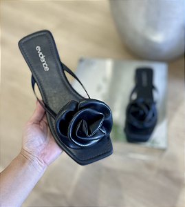 Flat Preta Detalhe de Flor Clara