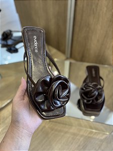 Flat Marrom Detalhe de Flor Clara