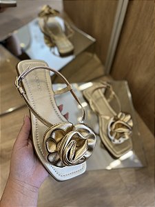 Sandália Rasteira Dourada Detalhe De Flor Clara