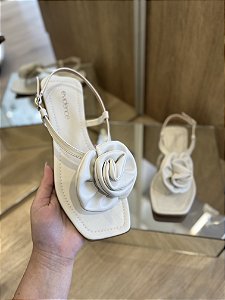 Sandália Rasteira Off White Detalhe De Flor Clara