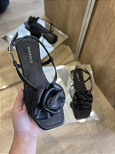 Sandália Rasteira Preta Detalhe De Flor Clara