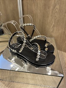 Sandália Rasteira Preta Com Detalhes Dourados Elis