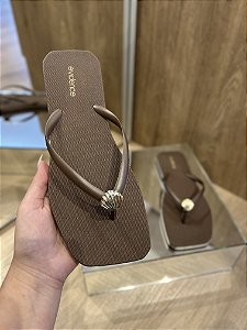 Chinelo Marrom Detalhe Concha Dourado Evidence