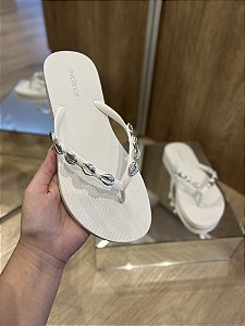 Chinelo Branco Detalhe Búzios Prata Evidence