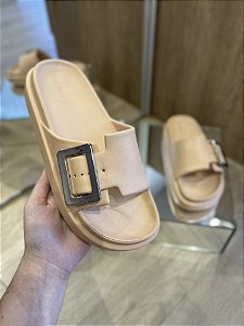 Chinelo Bege Com Fivela Prata Estela