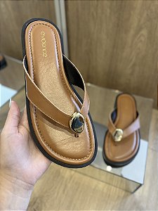 Rasteira Caramelo Em Couro Com Detalhe Dourado Renata