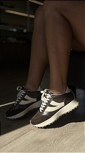 Tênis Em Couro Marrom Com Detalhe Off White Vitória