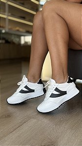 Tênis Em Couro Branco Com Detalhe Preto Vitória