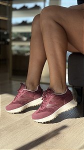 Tênis Camurça Cherry Com Detalhes Em Veludo Vitória