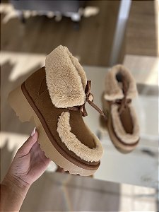 Bota Caramelo Com Detalhe De Pelos Bege Com Cadarço Dani