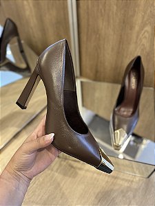 Scarpin Marrom Em Couro Com Biqueira Dourada Emmy