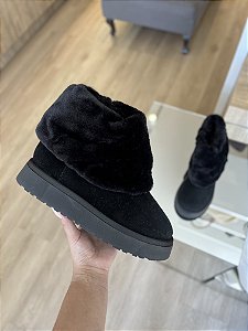 Bota Preta Com Capa De Pelos Rafaela