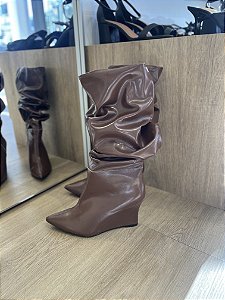 Bota Marrom Cano Slouch Salto Anabela Cano Médio Raiana