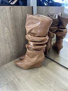 Bota Caramelo Cano Slouch Salto Anabela Cano Médio Raiana