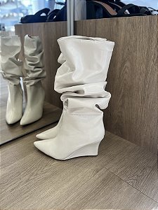 Bota Off White Cano Slouch Salto Anabela Cano Médio Raiana
