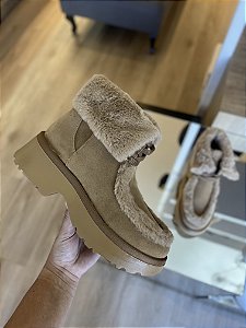 Bota Bege Com Detalhe De Pelos Com Cadarço Dani