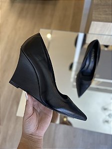 Scarpin Preto Em Couro Salto Anabela Lara