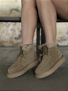 Bota Bege Com Detalhe De Pelos Com Cadarço Lisi