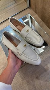 Mocassim em Couro Off White Bethy