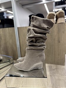 Bota Taupe Cano Slouch Salto Anabela Camurça Raiana