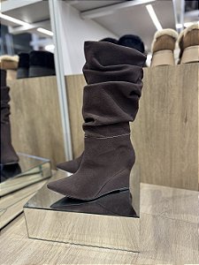 Bota Marrom Cano Slouch Salto Anabela Camurça Raiana