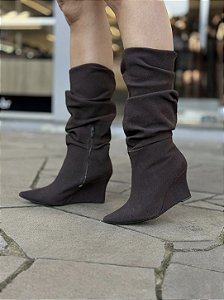 Bota Marrom Cano Slouch Salto Anabela Camurça Raiana