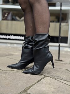 Bota Preta Cano Curto Slouch Salto Fino Silvia