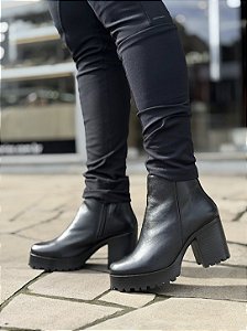 Bota Preta Em Couro Tratorada Cano Curto Marilia