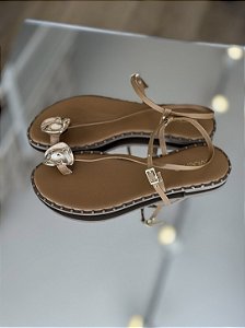 Rasteira Caramelo Com Detalhe Dourado Maya