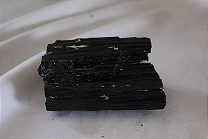Pedra Turmalina Negra Bruta Média (685 g)