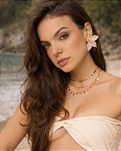 Brinco Orquídea Perolada com Pedra Cristal