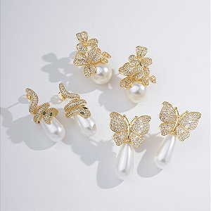 Brinco Banhado Flores Cravejadas com Pérola Redonda