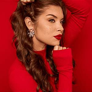 Brinco Banhado com Pedras Coloridas