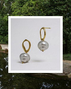 Brinco Banhado com Pérola Barroca e Aro Orgânico Vazado Liso