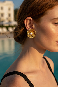 Brinco Banhado Flor Aberta com Pétalas Orgânicas Vazadas e Pérola