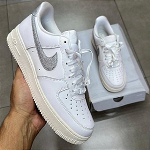 TÊNIS NIKE AIR FORCE 1 LOW SUMMIT WHITE METALLIC SILVER SAIL (COMPLETOS)