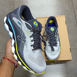 TÊNIS MIZUNO WAVE SKY 7 GREY YELLOW (COMPLETO)