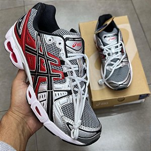 TÊNIS ASICS GEL-NIMBUS 9 PURE SILVER/CLASSIC RED (COMPLETO)
