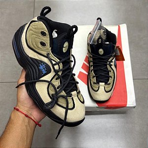 TÊNIS STUSSY X NIKE AIR PENNY 2 RATTAN LIMESTONE (COMPLETO)