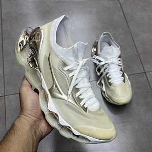 TÊNIS HAJIME SORAYAMA X MIZUNO WAVE PROPHECY 10 GOLD  USADO 9/10 (SEM CAIXA)