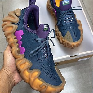 SALEHE BEMBURY X CROCS JUNIPER TARO (COMPLETO)