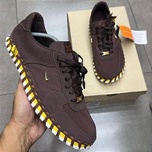 TÊNIS JACQUEMUS X NIKE J FORCE 1 EARTH (COMPLETO)