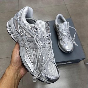 TÊNIS NEW BALANCE 1906A CONCRETE SILVER METALLIC (COMPLETO)