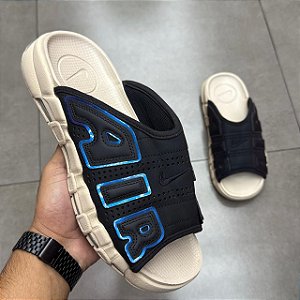 NIKE AIR MORE UPTEMPO SLIDE BLACK SANDDRIFT IRIDESCENT (SEM CAIXA)