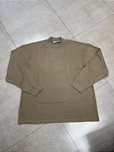 CAMISETA FEAR OF GOD ESSENTIALS FLOCKED LONG SLEEVE WOOD