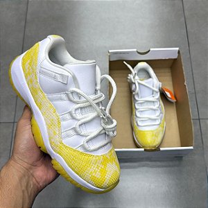 TÊNIS AIR JORDAN 11 LOW YELLOW SNAKESKIN (CAIXA DANIFICADA)