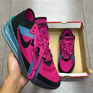 TÊNIS NIKE LEBRON 18 LOW FIREBERRY (CAIXA DANIFICADA)