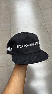 BONÉ OMA STUDIOS FASHION SUCKS BLACK WHITE